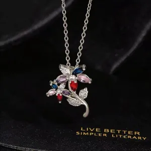 Detalle de un hermoso brillante collar con colgante de flor de circonita multicolor.