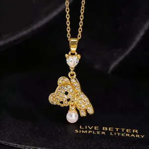 Collar de dije de oso dorado con cristales, circonita de corazón y perla, joyería elegante de moda.