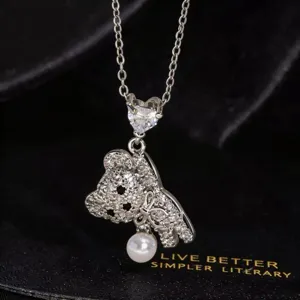 Primer plano detallado del collar con colgante de oso de estrás pavé brillante con circonita.