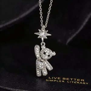 Elegante collar con colgante de estrella y oso de cristal plateado para mujeres