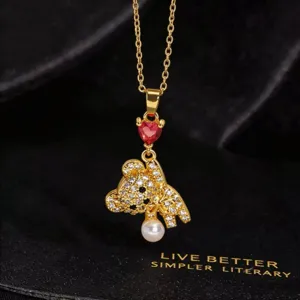 Collar con colgante de oso de cristal dorado con corazón rojo y perla joyería de mujer.