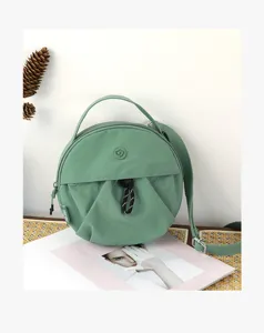Sac bandoulière rond vert pour femme, élégant sac à main décontracté avec poignée.
