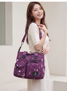 Vue détaillée du sac à bandoulière étanche en oxford violet avec impression galaxie.