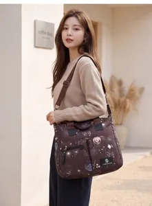 Sac à langer multifonction imprimé étoiles, grand cabas avec bandoulière réglable.