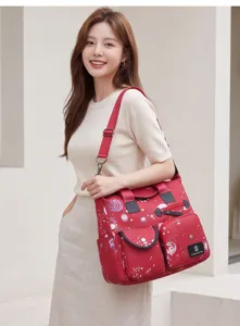 Vue détaillée d'un élégant sac à bandoulière rouge étanche avec motif spatial et poches.