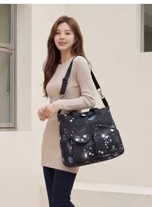 Sac à bandoulière étanche en tissu oxford avec imprimé galaxie, grande capacité et design.