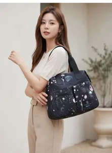 Sac à langer multifonctionnel de grande capacité avec imprimé galaxie et poches.