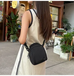 Mini zwarte schoudertas, lichte casual crossbody tas met meerdere vakken voor dagelijks gebruik.