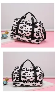 Gran bolsita de viaje deportiva con estampado de leopardo blanco y negro y compartimento.