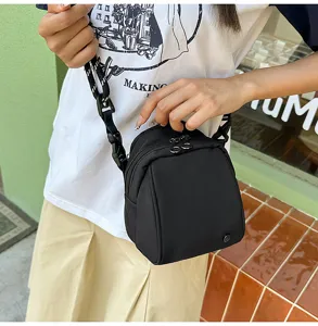 Gedetailleerd overzicht van zwarte mini crossbodytas, schattige vorm met vele vakken.