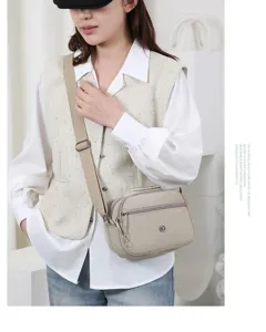Nylon schoudertas detail met multi-laags ritsvakken en verstelbare brede canvas riem.