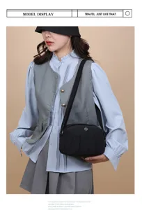 Sac à bandoulière noir en nylon pour femme modèle décontracté pour voyage et travail.