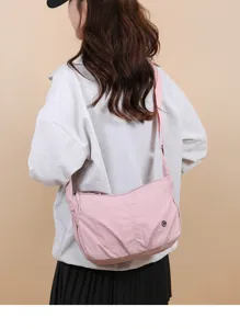 Vue détaillée du sac à bandoulière imperméable décontracté en nylon pour femme en rose.