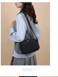 Sac bandouliere en nylon elegant pour femme, sac a epaule noir polyvalent pour le travail quotidien.