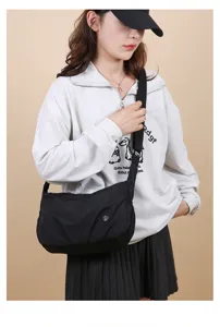 Vue détaillée de ce sac bandoulière en nylon noir décontracté, grande capacité.