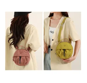 Sac bandoulière rond en nylon détail montrant le style avant et arrière, design chic.