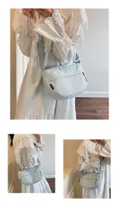 Λεπτομέρεια γαλάζιας casual τσάντας χιαστί, κομψή υφασμάτινη τσάντα ώμου για καθημερινή χρήση.