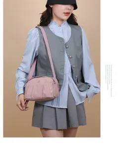 Détails du sac bandoulière en nylon rose, sac casual avec design plissé élégant.
