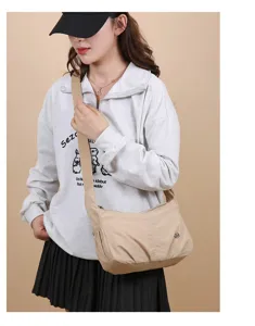 Sac bandoulière tendance en nylon pour femme, sac étanche élégant chic de navette.