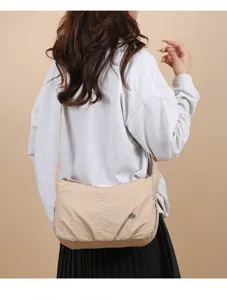 Vue détaillée d'un sac bandoulière en nylon pour femme, parfait pour le style quotidien.