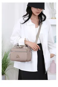 Sac bandoulière décontracté pour femme en tissu oxford avec multiples poches pratiques.