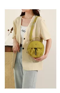 Sac bandoulière rond et chic en toile jaune pour femme, sac à main casual élégant.