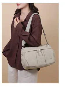 Sac bandoulière en nylon décontracté avec plusieurs poches, sac léger pour les voyages et le sport.
