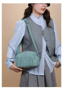 Élégant sac bandoulière en nylon pour femmes, sac décontracté stylé pour le quotidien.