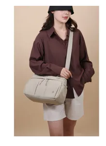 Vue détaillée du sac bandoulière en nylon léger avec multiples poches pour voyage.