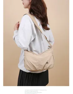 Vue détaillée du sac porté épaule en nylon décontracté sur le modèle montrant sa forme souple.