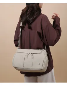 Sac bandouliere decontracte en nylon avec plusieurs poches, grande capacite voyage et usage.