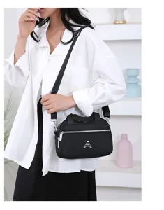 Détail de sac bandoulière noir, sac à main casual en tissu oxford avec fermeture éclair.