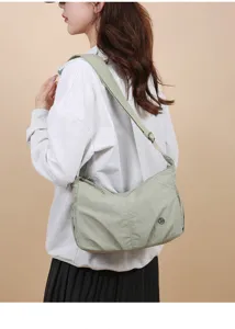 Sac bandoulière décontracté en nylon pour femme, étanche et de grande capacité pour le quotidien.