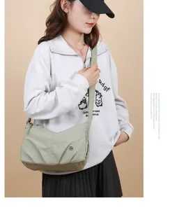 Sac bandoulière décontracté pour femme en nylon, sac porté épaule vert léger et pratique.