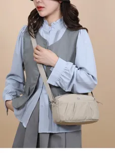 Vue détaillée du sac bandoulière décontracté pour femme en nylon avec sangle réglable.