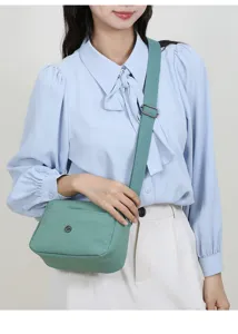 Detailopname van lichtgroene dames nylon crossbody tas, casual lichte schoudertas.