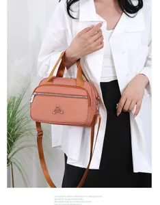 Gros plan du sac bandoulière en nylon élégant avec des lanières marron résistantes.