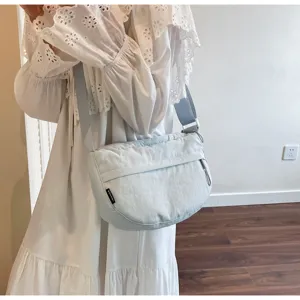 Λεπτομέρεια από casual ανοιχτό μπλε τσάντα χιαστί με μινιμαλιστικό σχεδιασμό και λουρί.