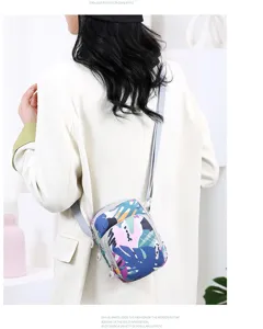 Vue détaillée du sac bandoulière vertical en nylon élégant avec imprimé botanique.