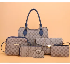 Vue détaillée de l'ensemble de sacs à main pour femmes à imprimé monogramme classique.