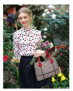 Sac à main élégant à imprimé monogramme avec anses rouges pour femmes mode quotidienne détail