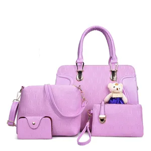 Élégant ensemble de sac à main violet à quatre pièces pour femme avec charmant pendentif ours.