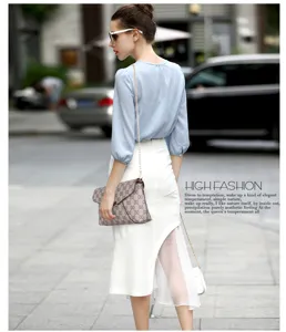 Vue détaillée d'un sac bandoulière à chaîne élégant dans un style de rue urbain chic.
