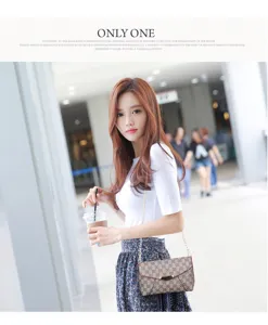 Sac à bandoulière pour femme avec motif monogramme classique et chaîne élégante chic.