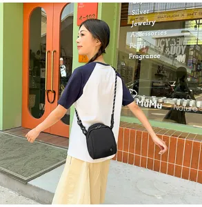 Kleine zwarte crossbody tas voor dames, lichte casual schoudertas met riem voor dagelijks gebruik.