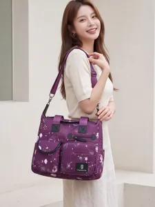 Élégant sac à main fourre-tout en nylon imperméable imprimé galaxie pour les femmes.