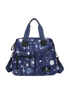 Grand sac à langer multifonctionnel avec imprimé spatial, bandoulière et poignées pratiques.