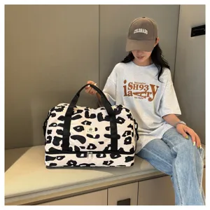 Bolso de viaje grande con estampado en blanco y negro para almacenamiento de equipaje.