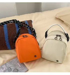 Gedetailleerd overzicht van een lichte mini crossbody eitas met compact ontwerp en praktische rits.