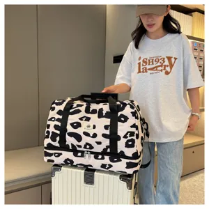 Gran bolsa de viaje con estampado de leopardo y cinta para adaptar a maleta trolley.